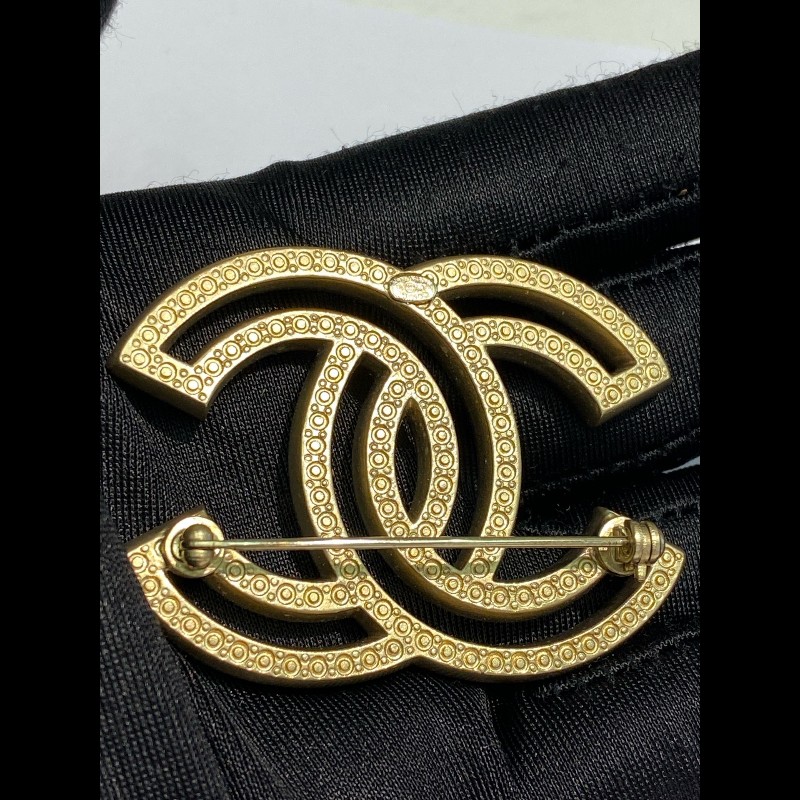 CHANEL 大雙c鏤空水鑽胸針-7