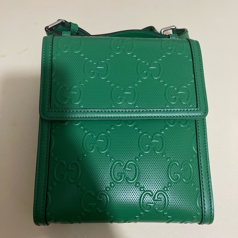 Gucci 625782 1W3AN GG壓印郵差手提袋