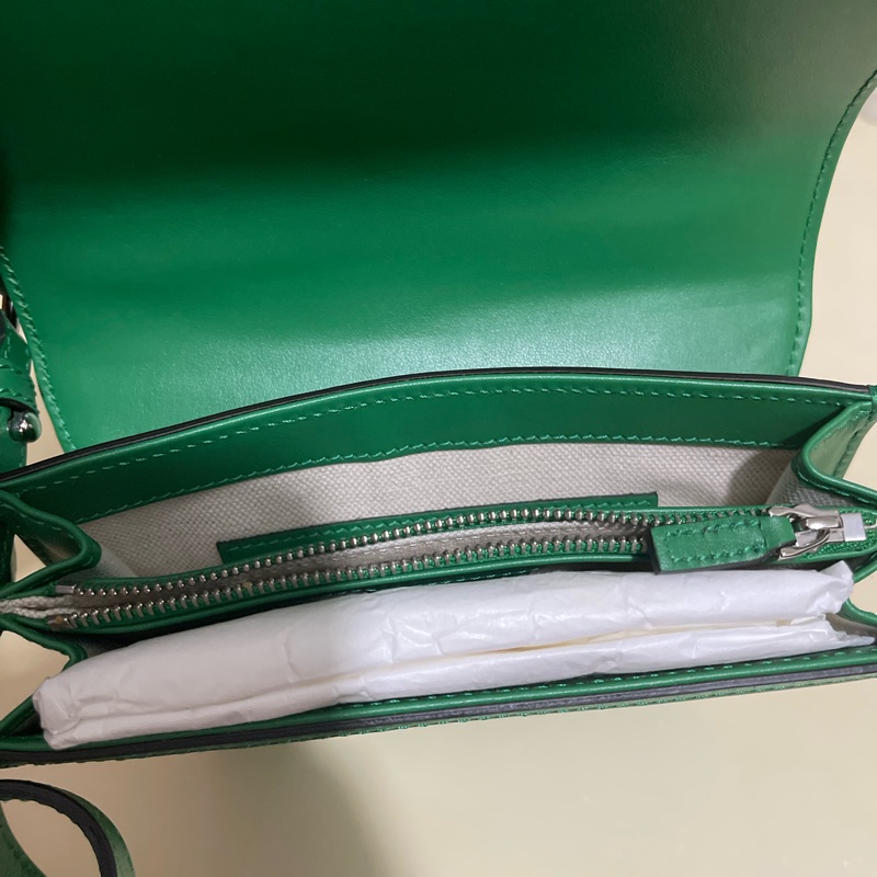 Gucci 625782 1W3AN GG壓印郵差手提袋-10