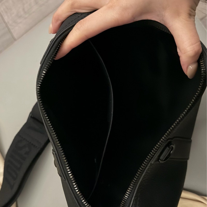 🉑議價✨LV男款黑色斜背包-3