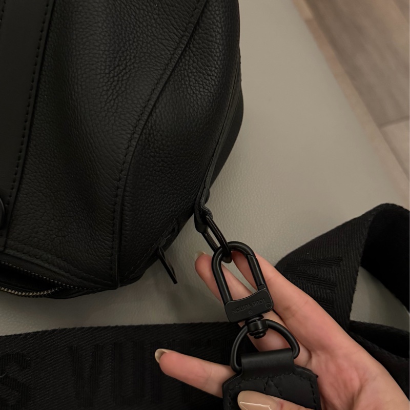 🉑議價✨LV男款黑色斜背包-5