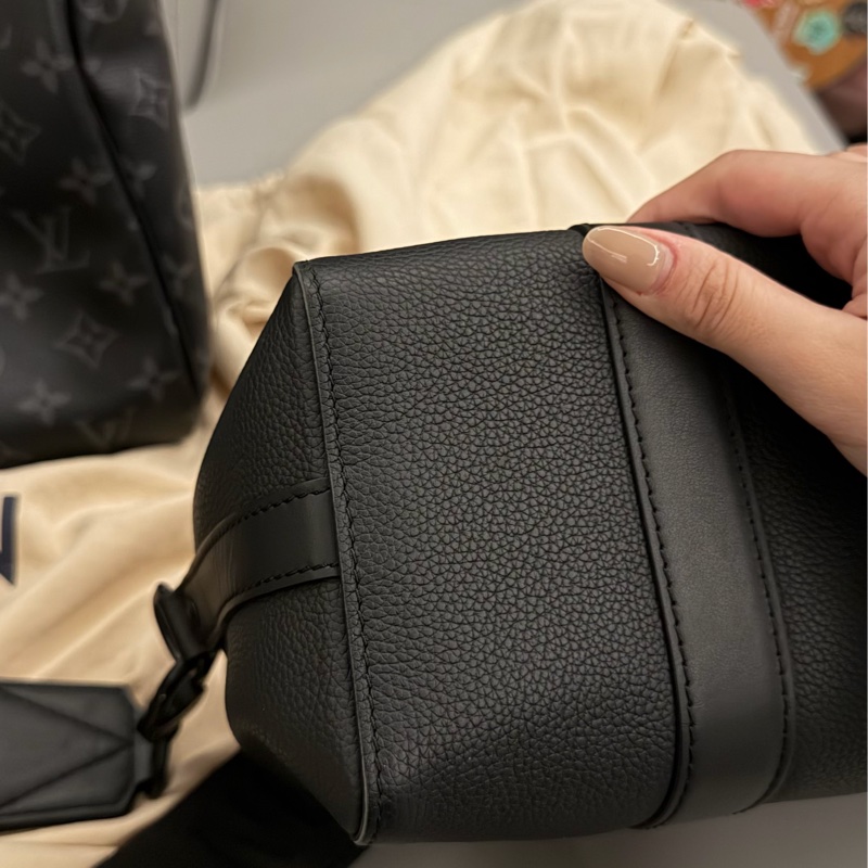 🉑議價✨LV男款黑色斜背包-7