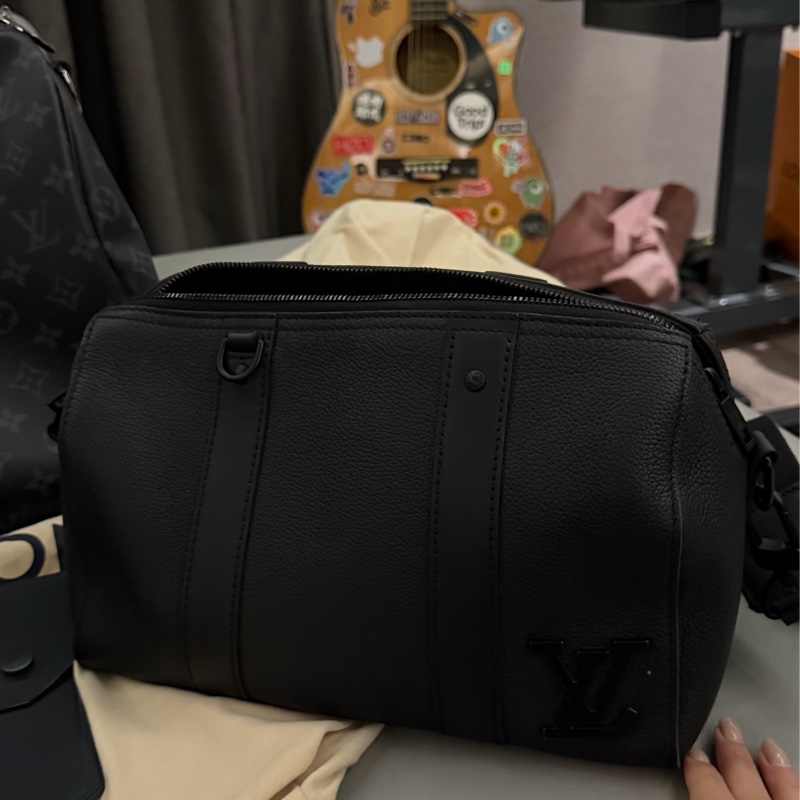 🉑議價✨LV男款黑色斜背包-8