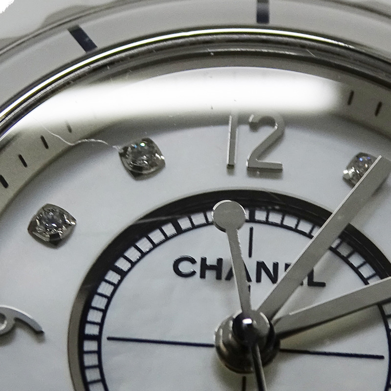香奈兒女士 J12 8P 鑽石貝殼石英腕錶，不鏽鋼錶殼搭配白色陶瓷機芯 (H2570)，拋光款-14