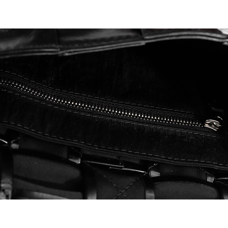 BOTTEGA VENETA 24FW 女士卡附斜背包-18