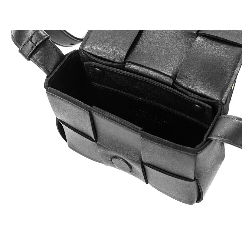 BOTTEGA VENETA 24FW 女士迷你卡帶斜背包-13