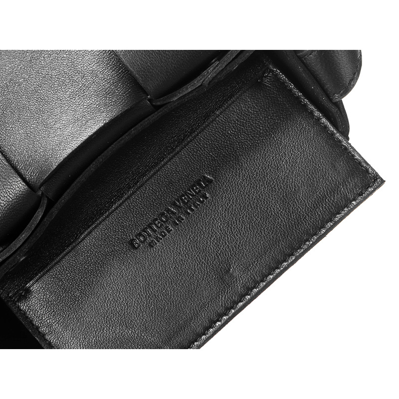 BOTTEGA VENETA 24FW 女士迷你卡帶斜背包-14