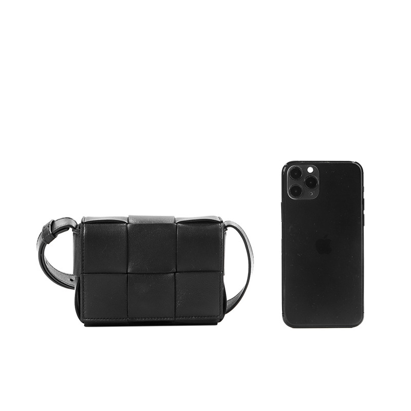 BOTTEGA VENETA 24FW 女士迷你卡帶斜背包-16