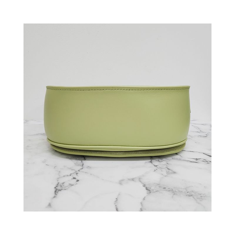 CELINE Triope cuir polko 肩包淺玉色，印記：198263DU3 15LJ-5