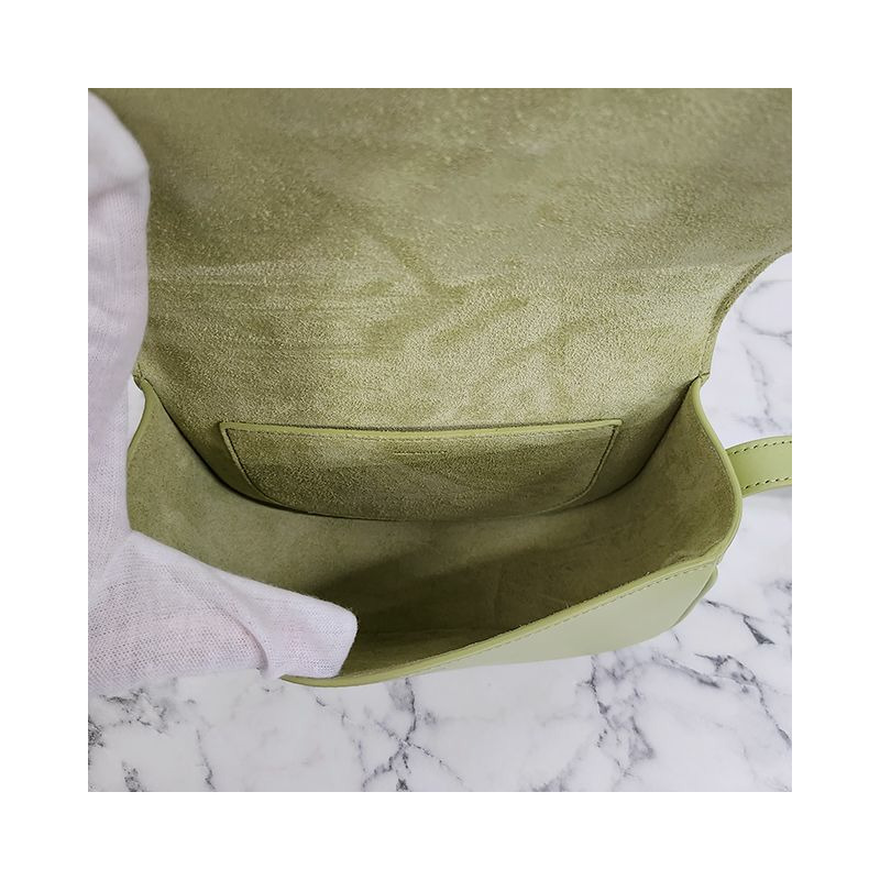 CELINE Triope cuir polko 肩包淺玉色，印記：198263DU3 15LJ-7