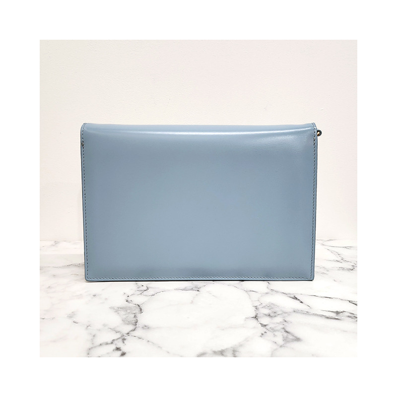 CELINE Triomphe Logo Chain Strap Clutch 藍色 (10L773ETZ 07FK)-14