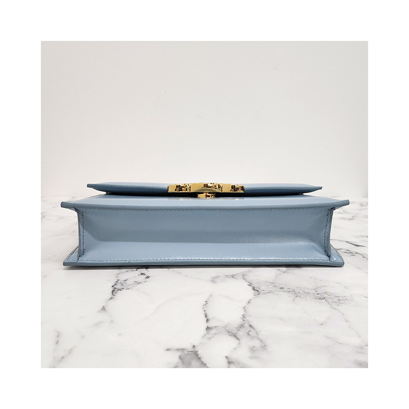 CELINE Triomphe Logo Chain Strap Clutch 藍色 (10L773ETZ 07FK)-17