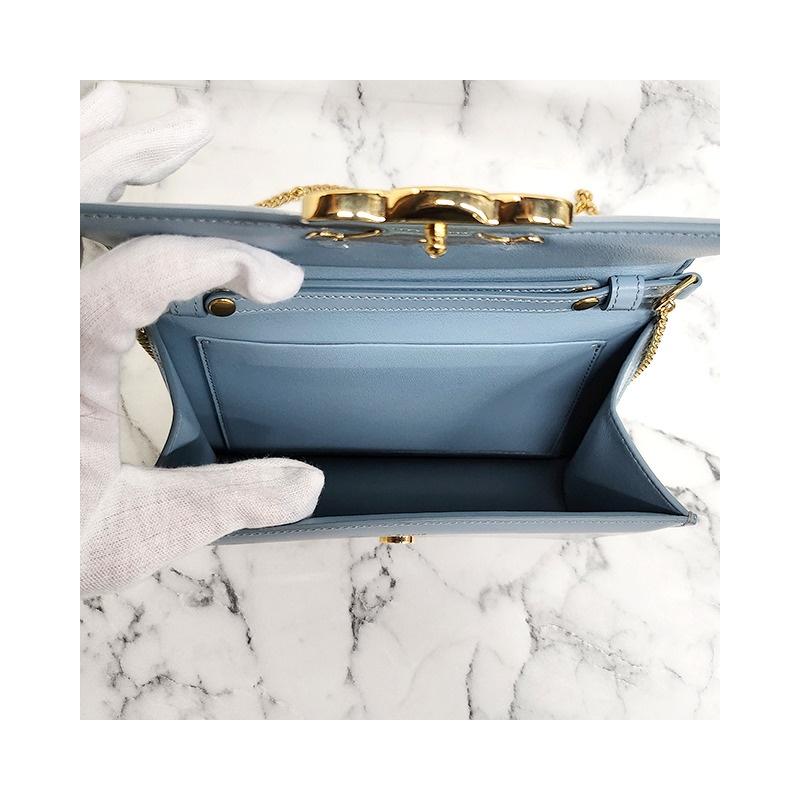 CELINE Triomphe Logo Chain Strap Clutch 藍色 (10L773ETZ 07FK)-19