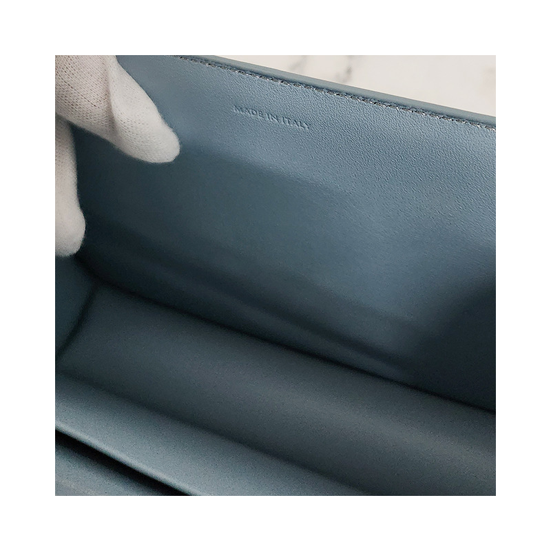 CELINE Triomphe Logo Chain Strap Clutch 藍色 (10L773ETZ 07FK)-23