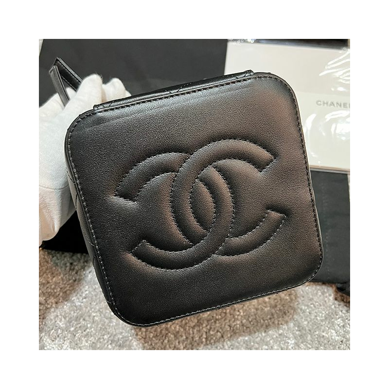 CHANEL CC Logo 金色金屬化妝包鏈條小號 印記：AS3228 B08008 94305-5