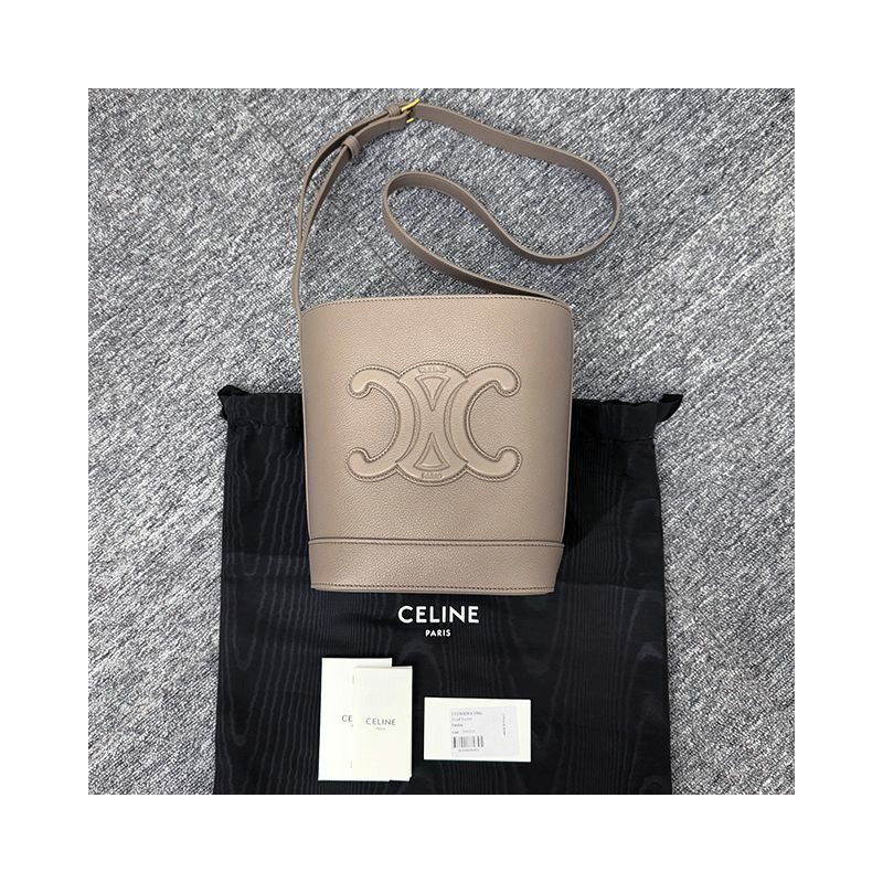 CELINE Triomphe 粒面小牛皮小水桶包 113783ENY 10BL-1