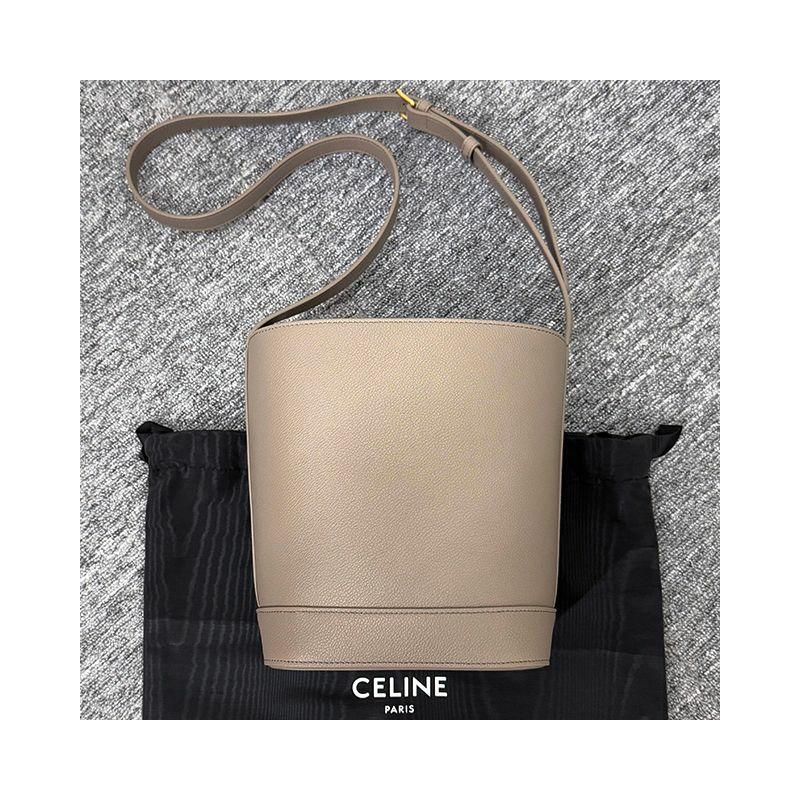 CELINE Triomphe 粒面小牛皮小水桶包 113783ENY 10BL-3