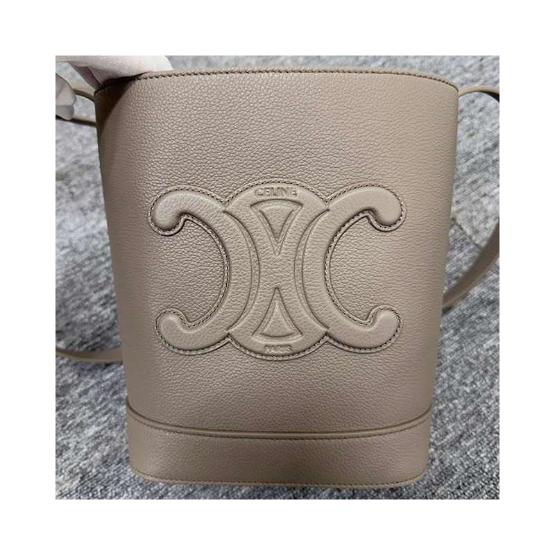 CELINE Triomphe 粒面小牛皮小水桶包 113783ENY 10BL-6