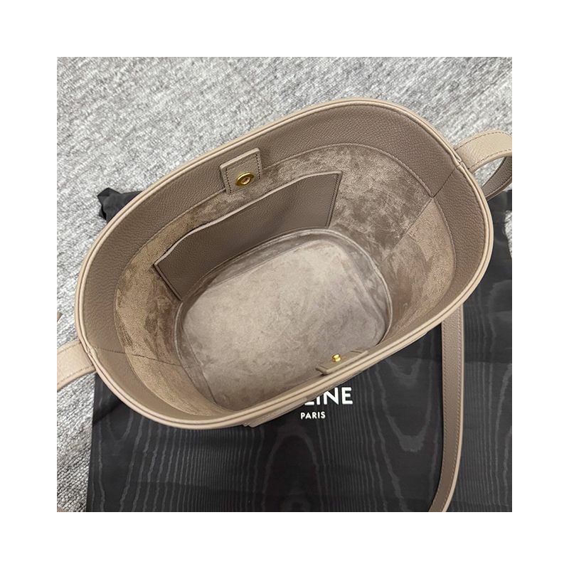 CELINE Triomphe 粒面小牛皮小水桶包 113783ENY 10BL-7
