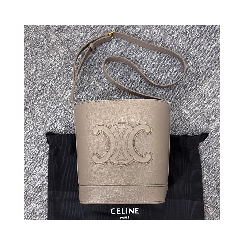 CELINE Triomphe 粒面小牛皮小水桶包 113783ENY 10BL-14