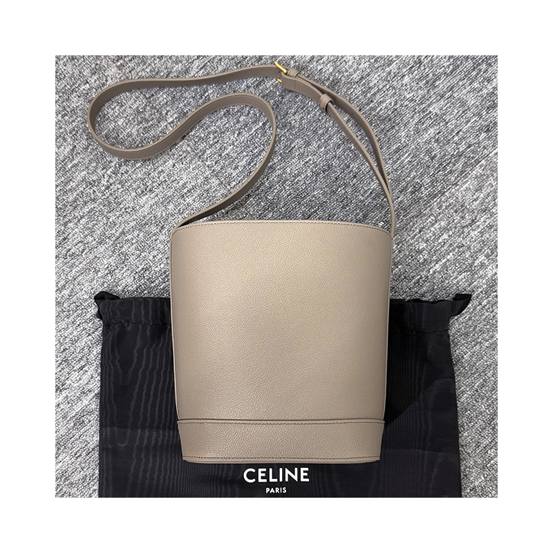CELINE Triomphe 粒面小牛皮小水桶包 113783ENY 10BL-15