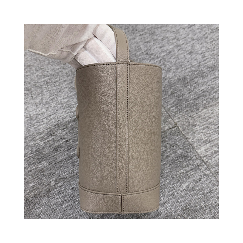 CELINE Triomphe 粒面小牛皮小水桶包 113783ENY 10BL-16