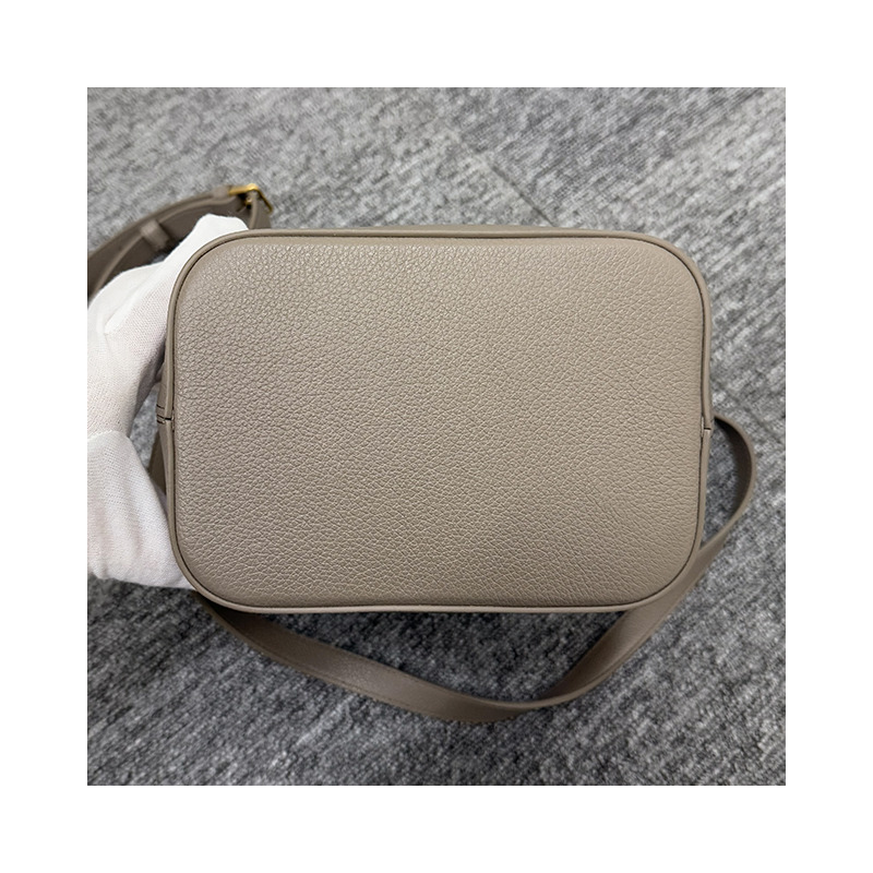 CELINE Triomphe 粒面小牛皮小水桶包 113783ENY 10BL-17