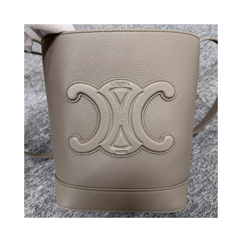CELINE Triomphe 粒面小牛皮小水桶包 113783ENY 10BL-18