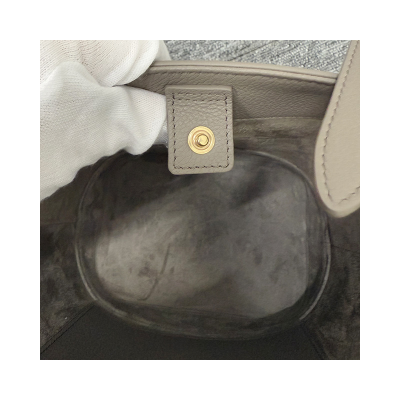 CELINE Triomphe 粒面小牛皮小水桶包 113783ENY 10BL-21