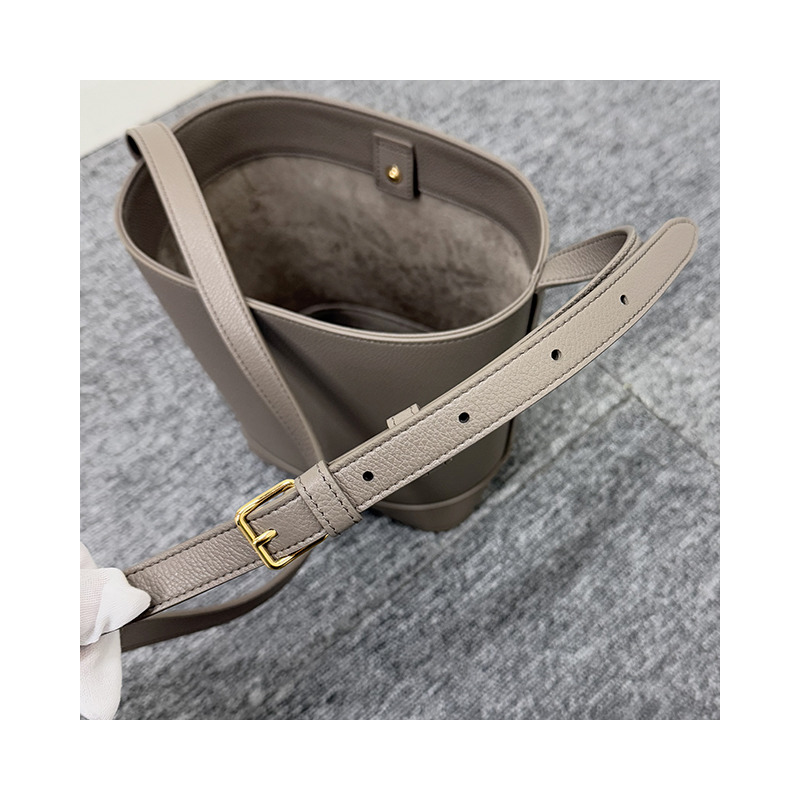 CELINE Triomphe 粒面小牛皮小水桶包 113783ENY 10BL-22