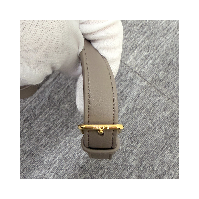 CELINE Triomphe 粒面小牛皮小水桶包 113783ENY 10BL-23