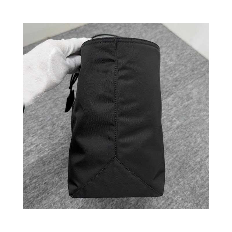 PRADA 三角形標誌尼龍手提袋 黑色 (1BG555 R064 F0002)-4