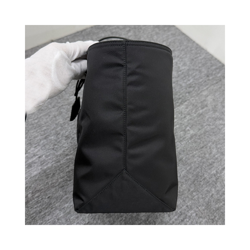 PRADA 三角形標誌尼龍手提袋 黑色 (1BG555 R064 F0002)-16