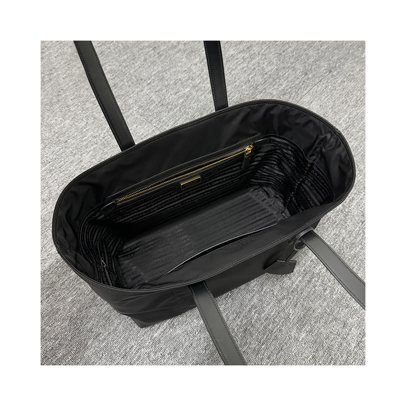 PRADA 三角形標誌尼龍手提袋 黑色 (1BG555 R064 F0002)-19