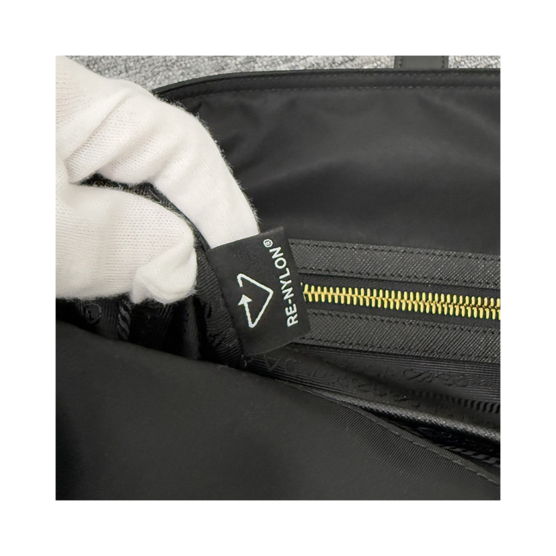 PRADA 三角形標誌尼龍手提袋 黑色 (1BG555 R064 F0002)-23