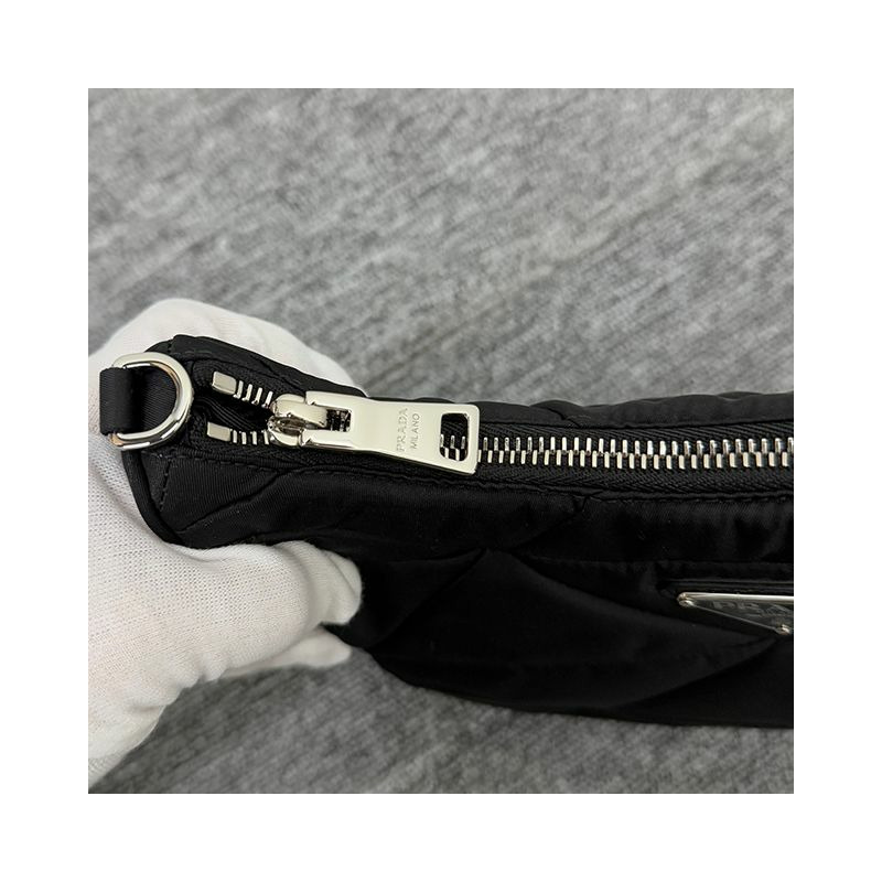 PRADA 三角形標誌尼龍襯墊單肩包 黑色 (1BC151 RDJN F0002)-7