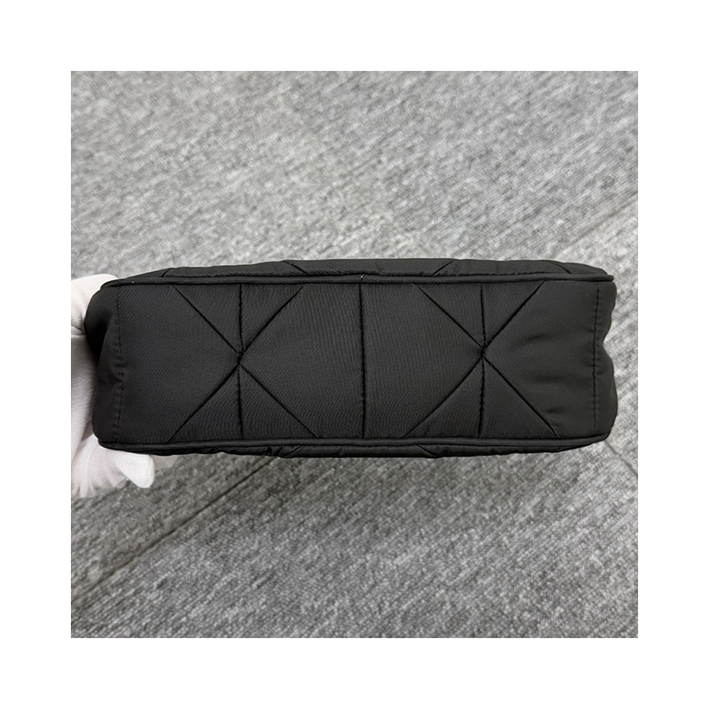 PRADA 三角形標誌尼龍襯墊單肩包 黑色 (1BC151 RDJN F0002)-17