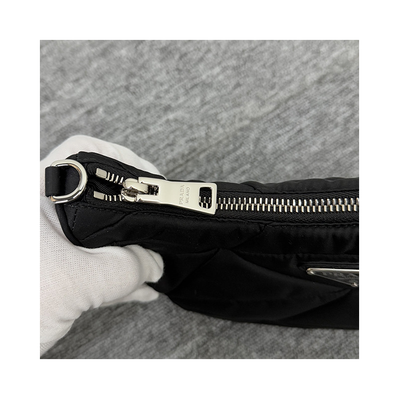 PRADA 三角形標誌尼龍襯墊單肩包 黑色 (1BC151 RDJN F0002)-19