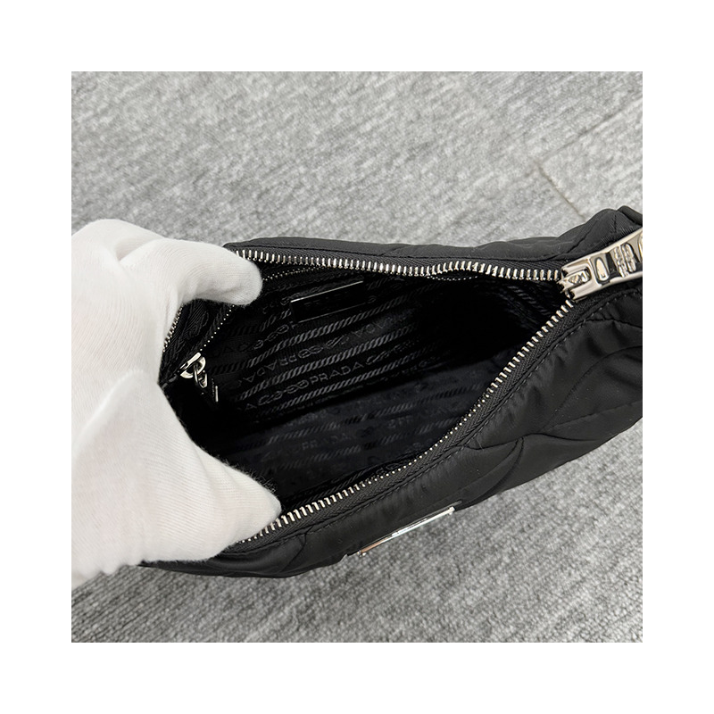 PRADA 三角形標誌尼龍襯墊單肩包 黑色 (1BC151 RDJN F0002)-20