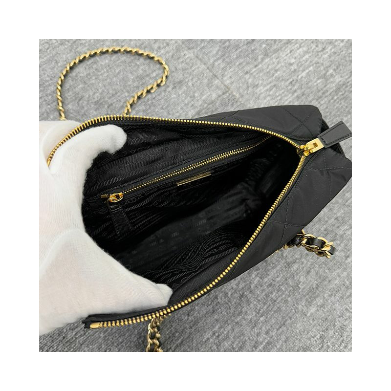PRADA 1995 年復刻版三角形標誌鏈條尼龍手提包 黑色 (1BG468 2AOS F0002)-9