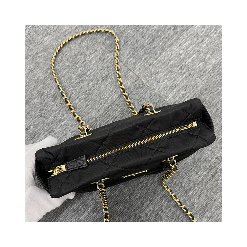 PRADA 1995 年復刻版三角形標誌鏈條尼龍手提包 黑色 (1BG468 2AOS F0002)-18