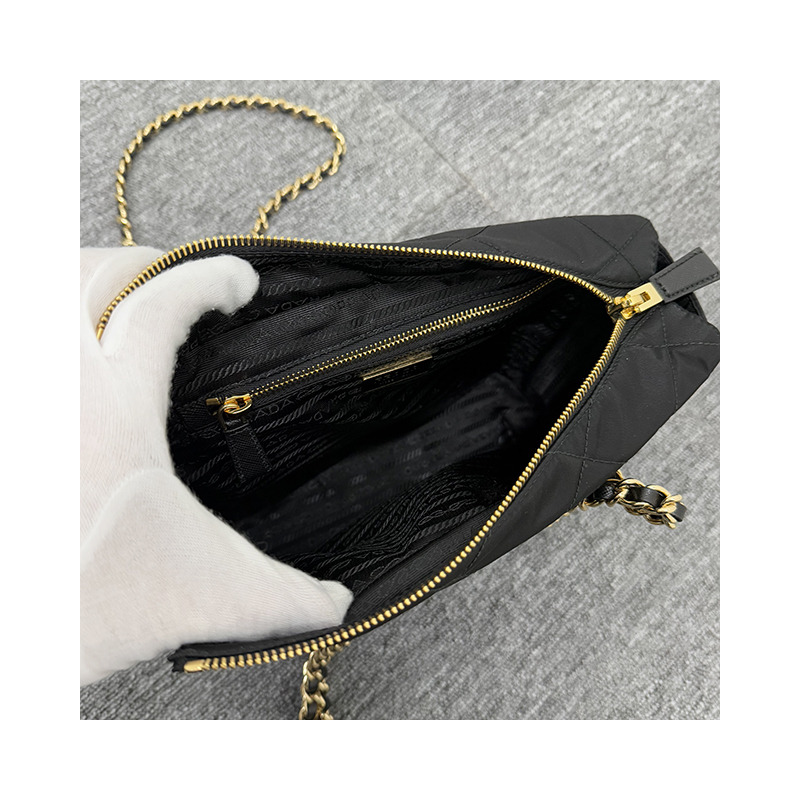 PRADA 1995 年復刻版三角形標誌鏈條尼龍手提包 黑色 (1BG468 2AOS F0002)-21