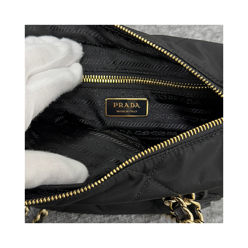 PRADA 1995 年復刻版三角形標誌鏈條尼龍手提包 黑色 (1BG468 2AOS F0002)-22