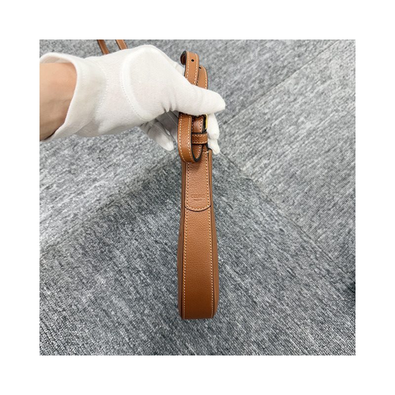 CELINE Triomphe Eloise 軟牛皮手機袋 棕褐色 (10M753GB7 04LU)-15