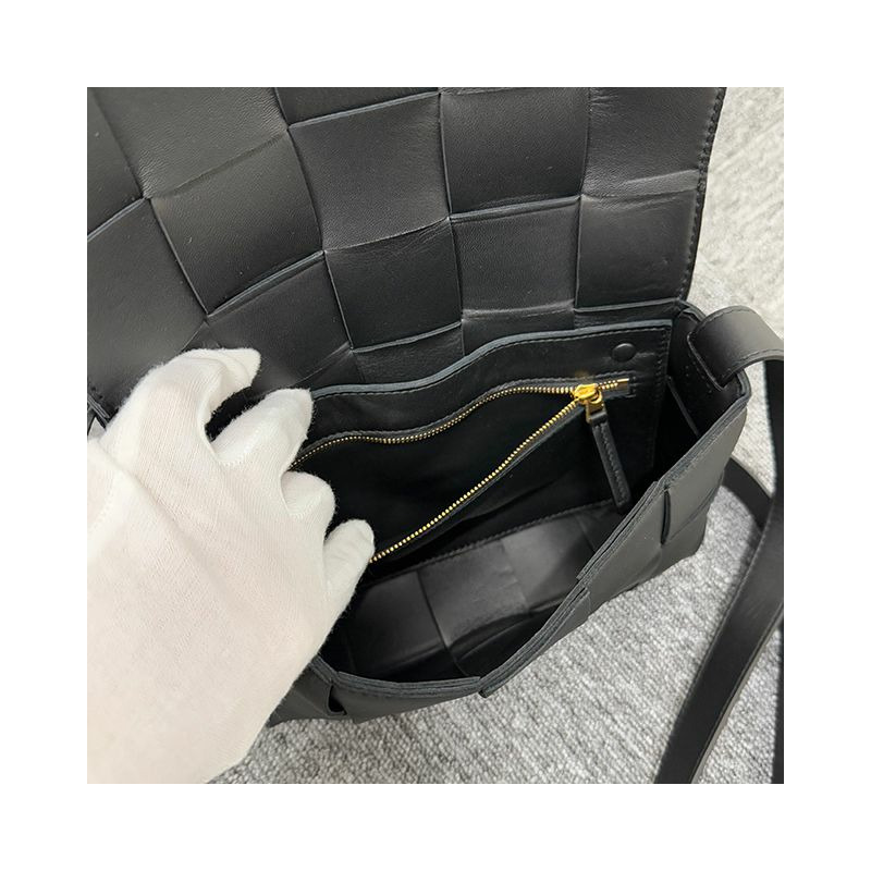 BOTTEGA VENETA Bottega Veneta 編織編織小羊皮皮革斜背包 8425-8