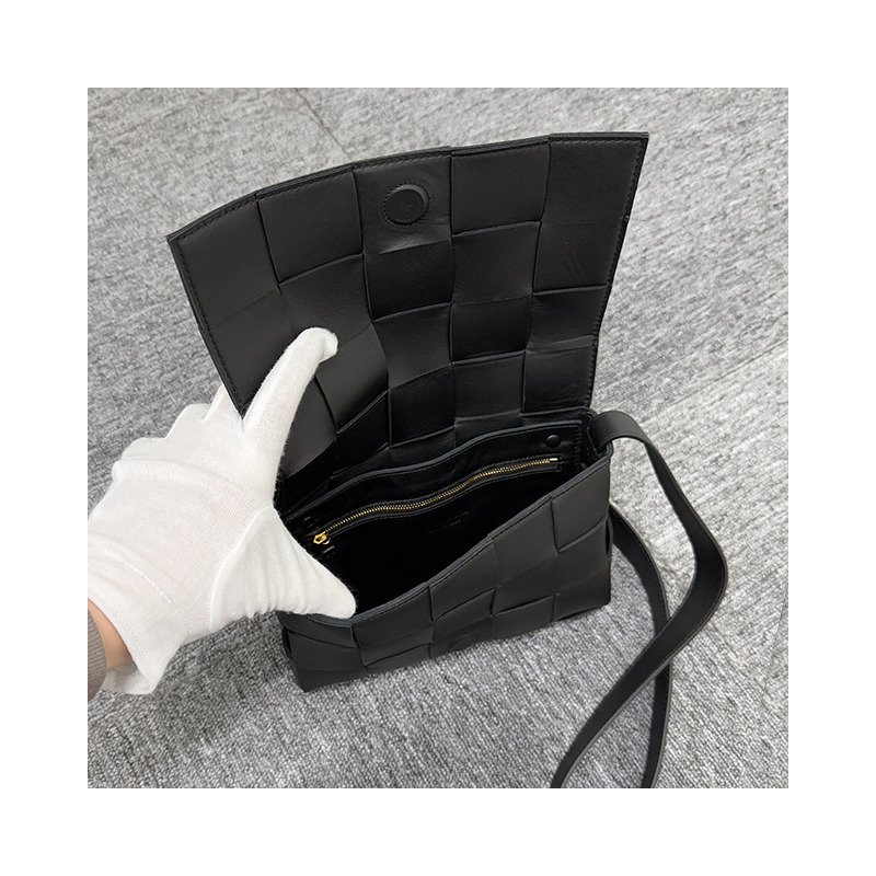 BOTTEGA VENETA Bottega Veneta 編織編織小羊皮皮革斜背包 8425-18