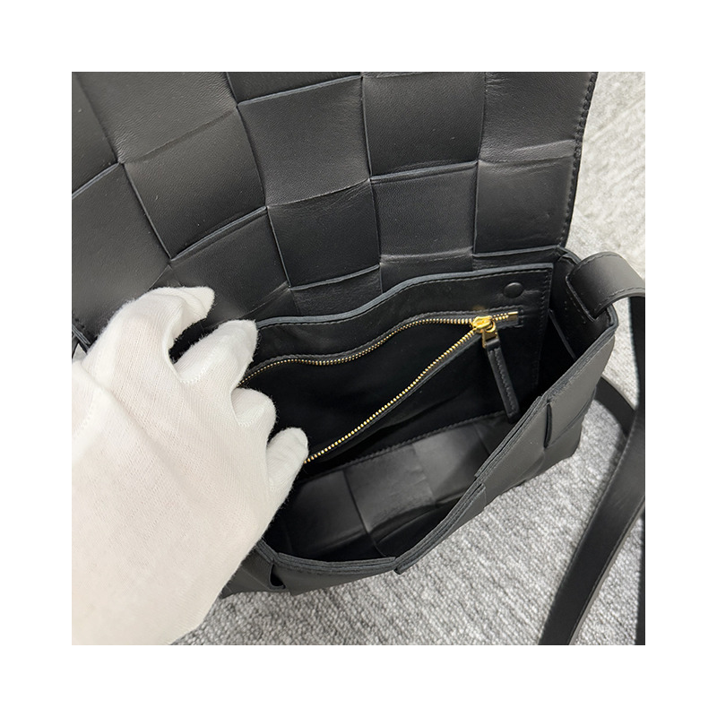 BOTTEGA VENETA Bottega Veneta 編織編織小羊皮皮革斜背包 8425-20