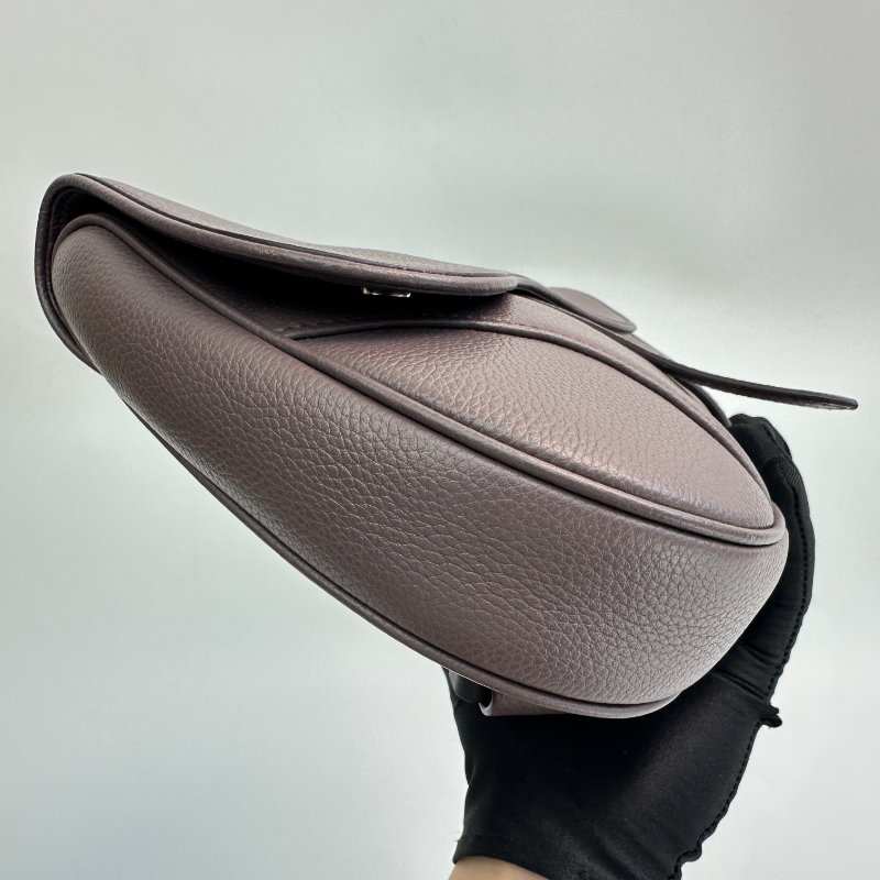 DIOR 馬鞍包，飾有 Dior 品牌標誌，由粒面小牛皮製成-2