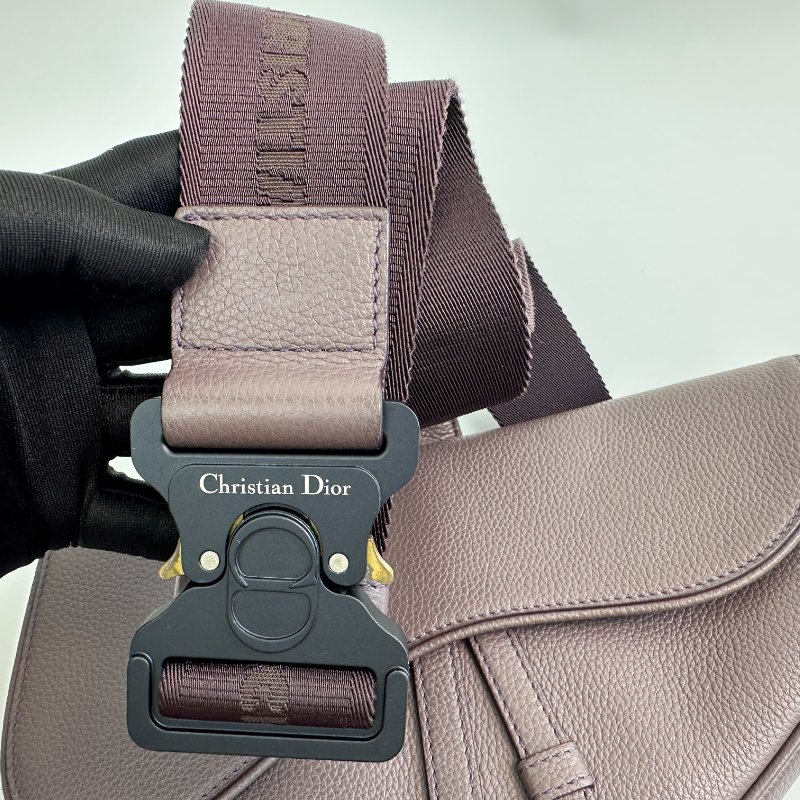 DIOR 馬鞍包，飾有 Dior 品牌標誌，由粒面小牛皮製成-8