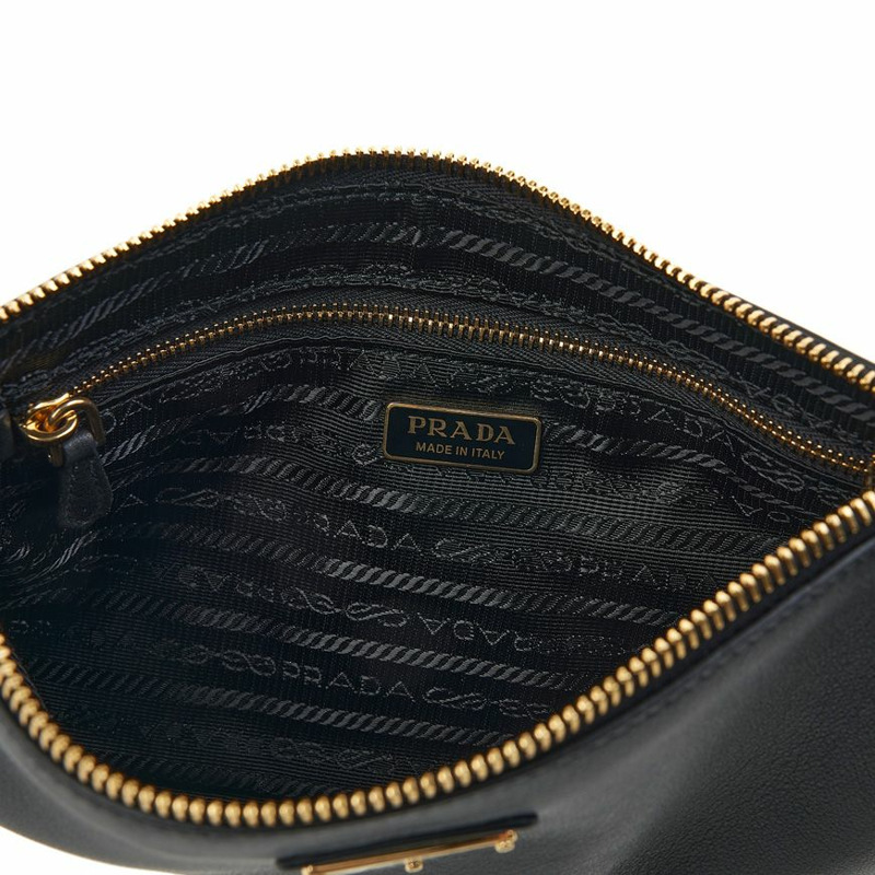 PRADA 三角形Logo軟質手提袋 SS25-8